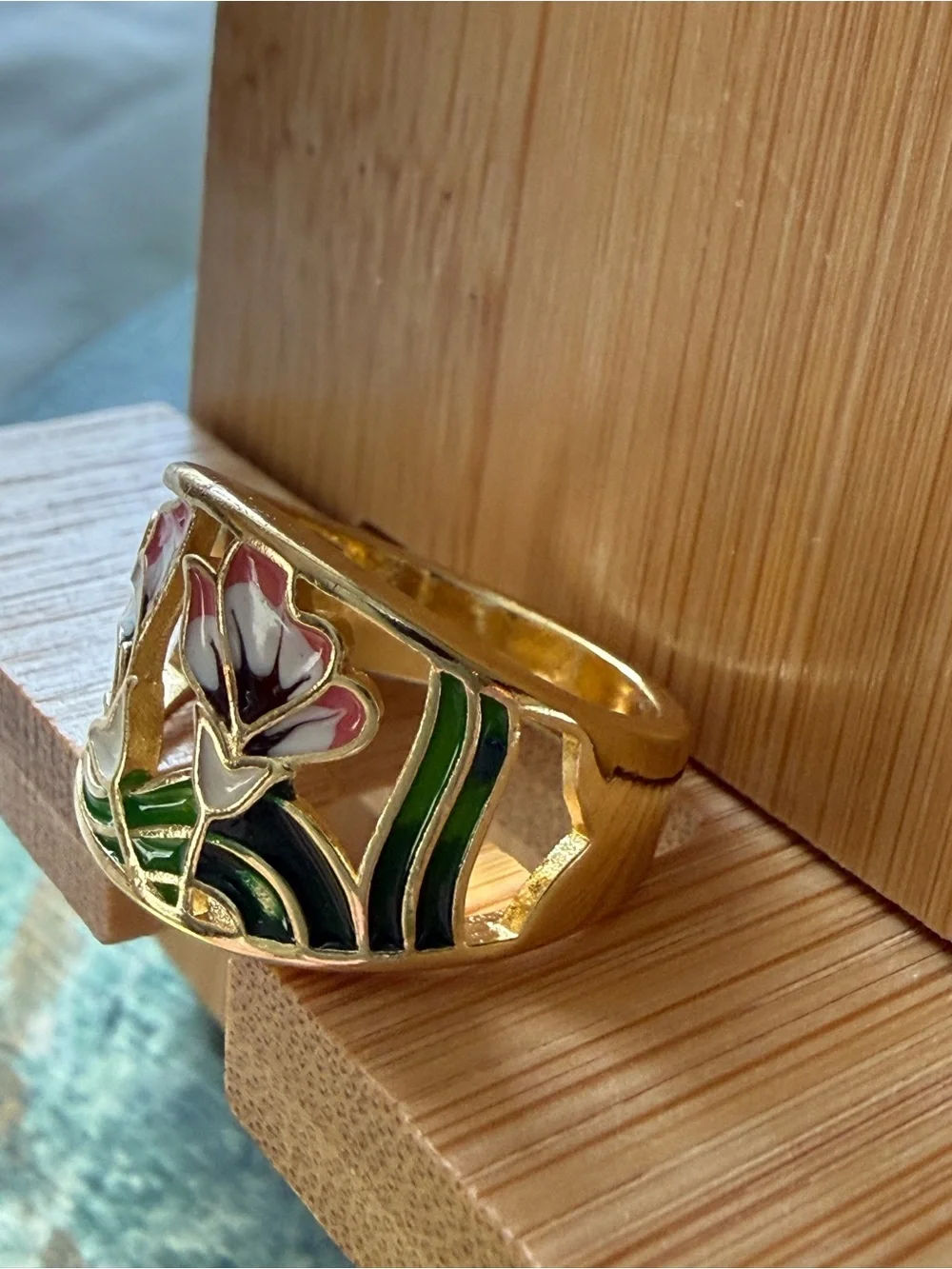 Unknown gold tone